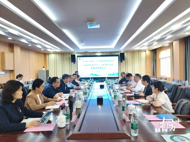 在江西中医药大学举行政校企座谈会。 在江西中医药大学举行政校企座谈会。