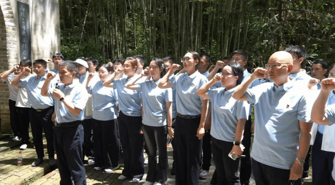 kaiyun登录中国入口登录文法学院党委与定南县委宣传部开展党建共建暨党委理论学习中心组现场研学活动