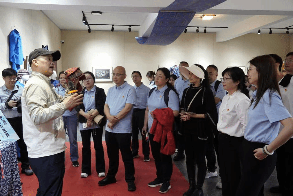 kaiyun登录中国入口登录文法学院党委与定南县委宣传部开展党建共建暨党委理论学习中心组现场研学活动