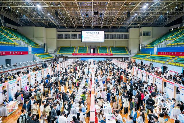 南昌大学招聘会现场。 南昌大学招聘会现场。